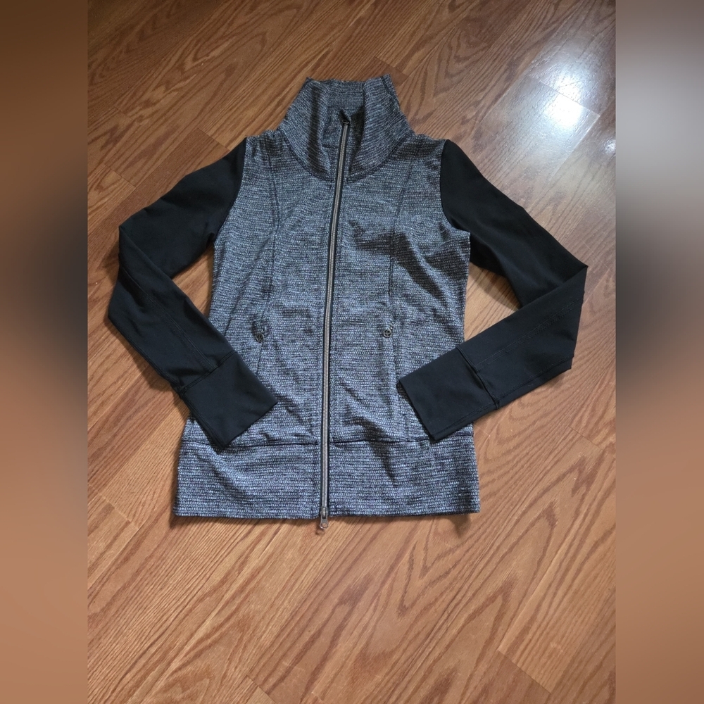Luluemon Jacket Size 4 Black Gray‎